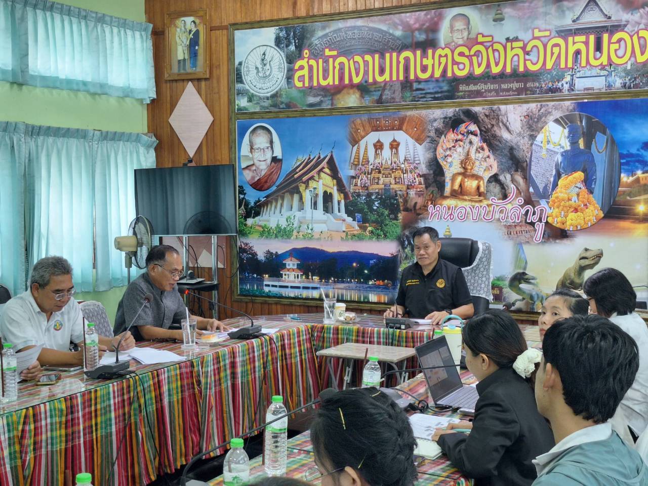 title - ผู้ตรวจราชการ ส.ป.ก. ลงพื้นที่จังหวัดหนองบัวลำภู ประชุมติดตามความก้าวหน้าผลการดำเนินงาน พร้อมตรวจเยี่ยมให้กำลังใจเกษตรกรแปลงใหญ่พืชผักและสมุนไพร 